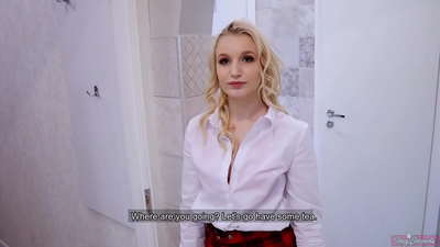 Hluas nkauj hluas nraug dag nws tus hluas nraug nrog nws tus phooj ywg | POV and cum in her pussy!