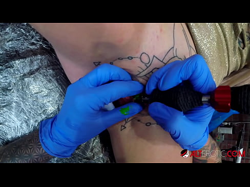❤️ Tsis tshua muaj tattooed hottie Sully Savage tau txais tattoo ntawm nws clitoris ❤  Zoo nkauj porn  ntawm hmn.massagecenter-yalta.ru%  ❌️ Ib